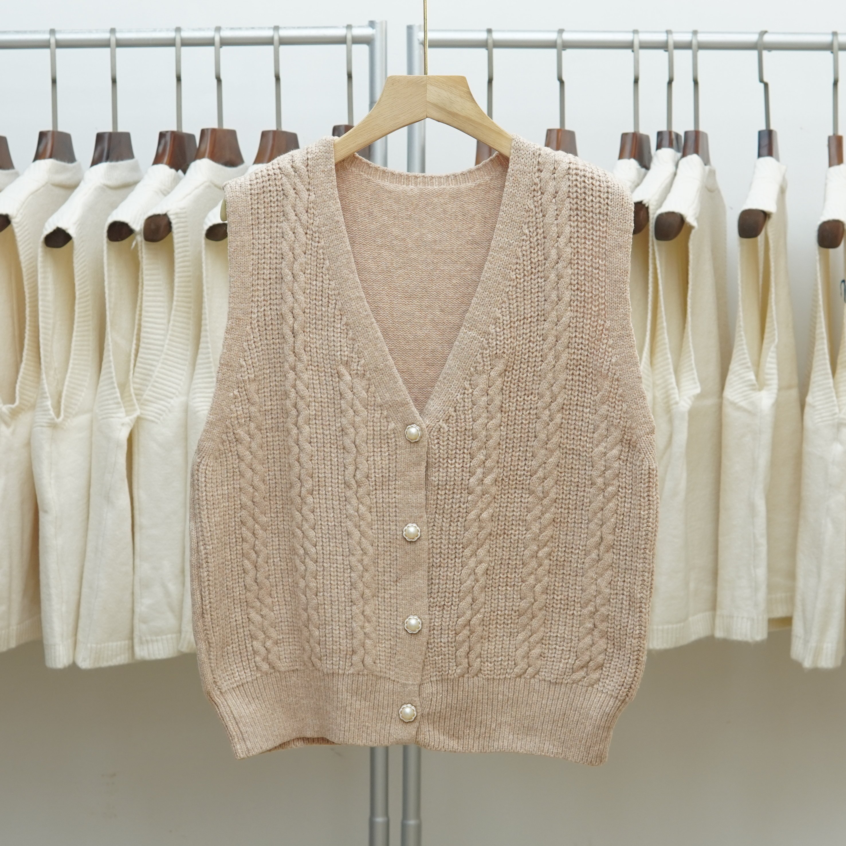 355 2025年秋季新款V领麻花纯色百搭针织马甲女无袖毛衣背心坎肩