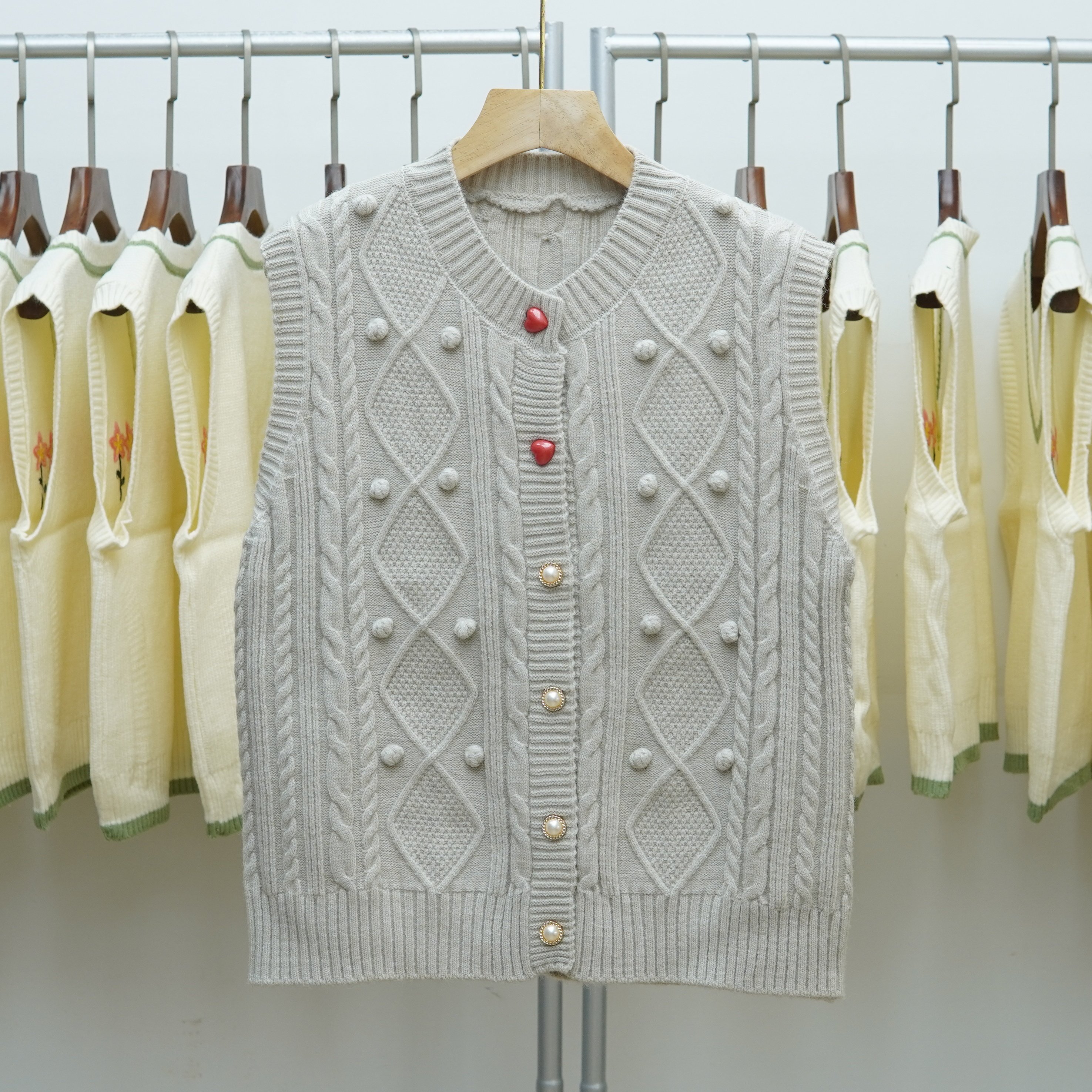 422 复古麻花纹针织马甲女纯色单排扣无袖叠穿背心洋气紫色上衣,女装/女士精品,马夹,淘宝优惠券,粉丝福利购,淘宝优惠卷