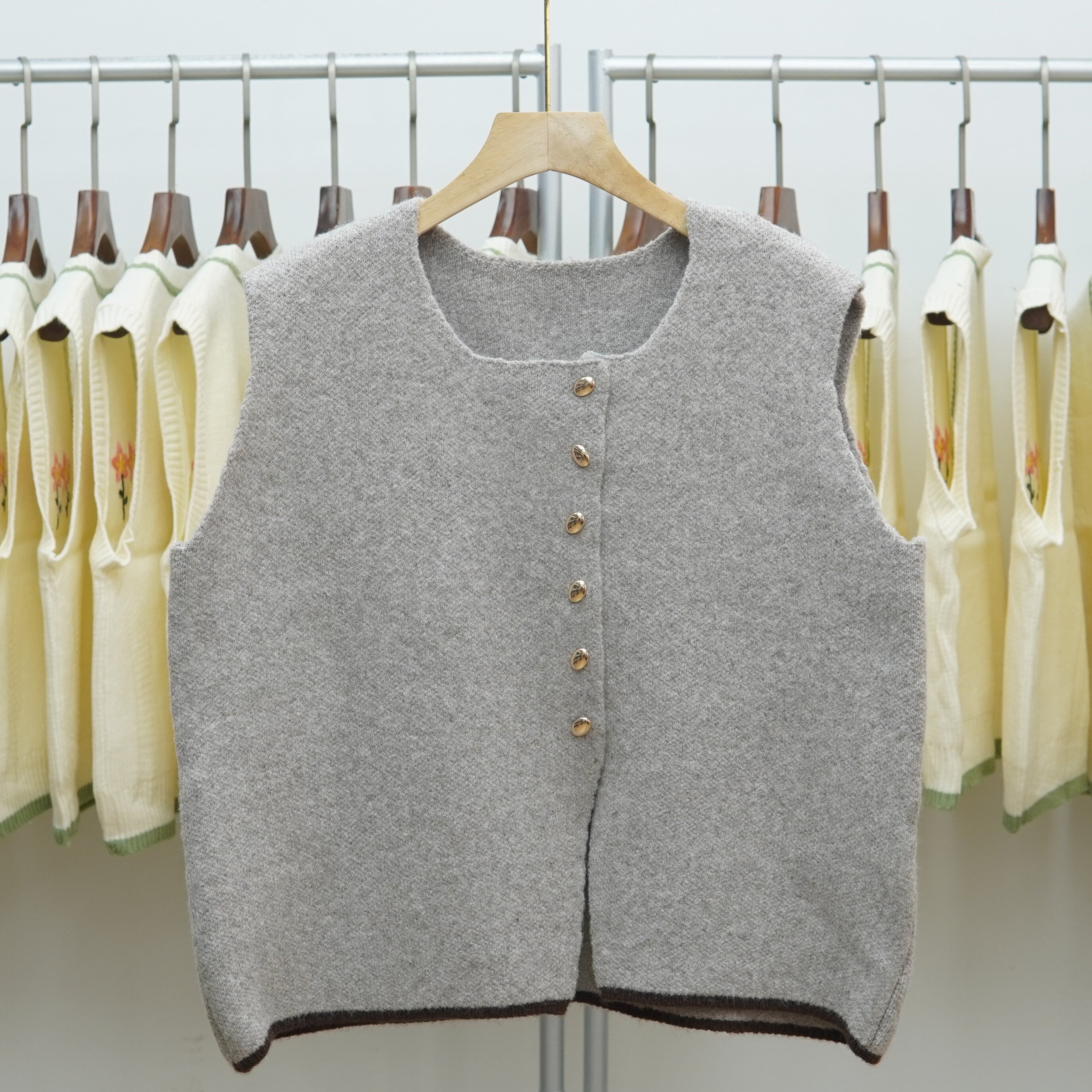 417 韩版女士方领纯色针织马甲女高级感纽扣背心坎肩外搭上衣