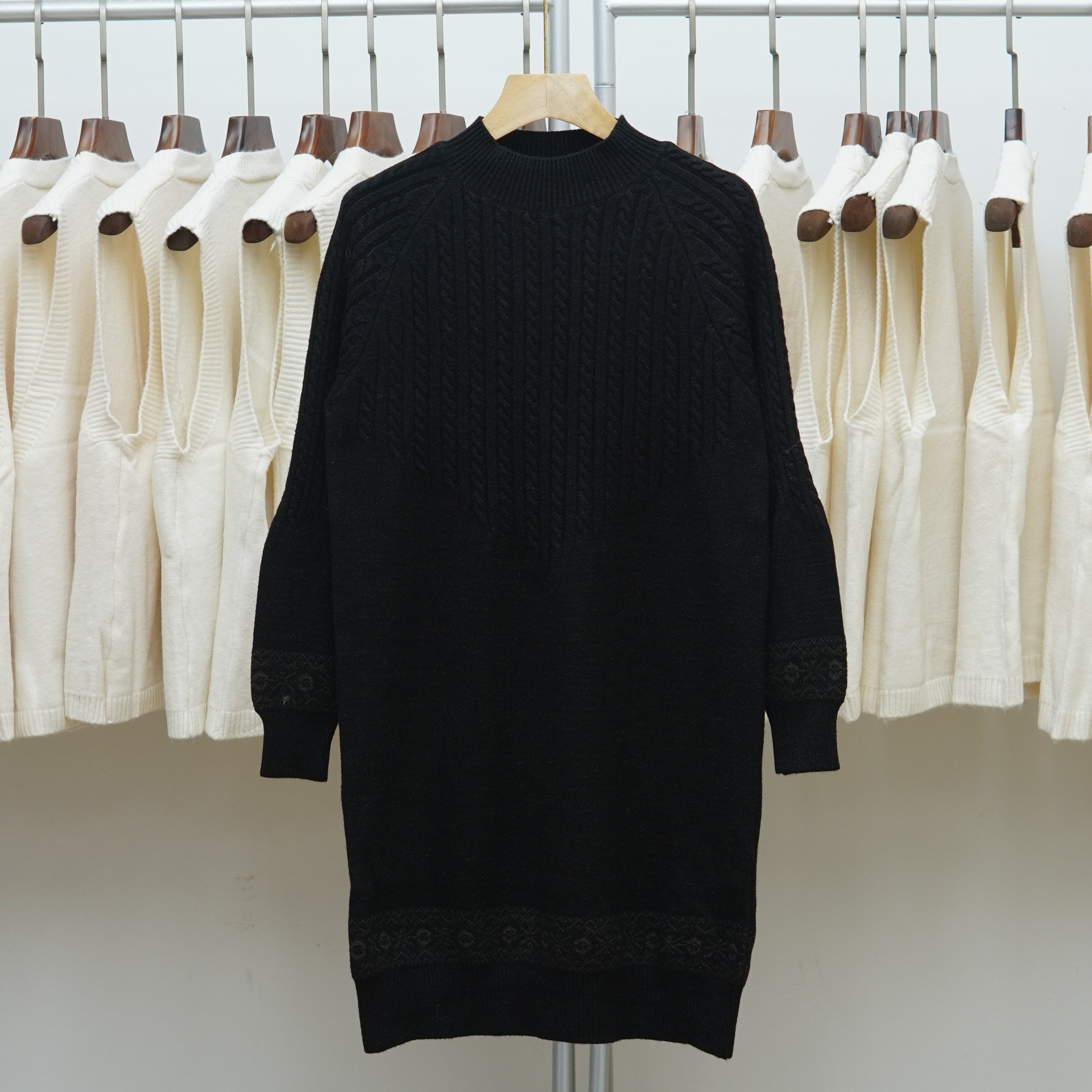 921 2025新款加厚纯色圆领长袖针织连衣裙女宽松舒适中长款毛衣裙