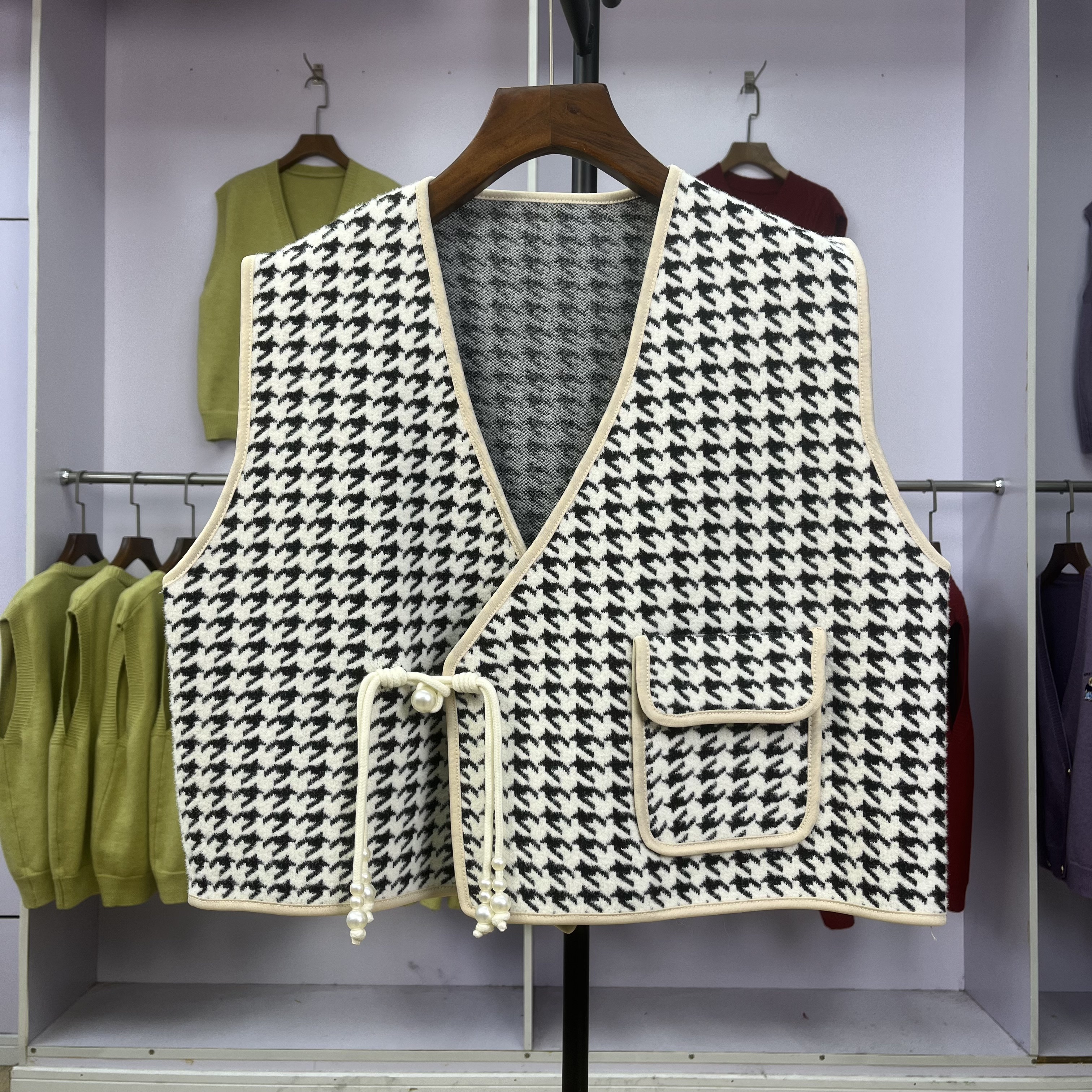 196新中式盘扣大码短款洋气大码显瘦时髦千鸟格坎肩宽松V领上衣女