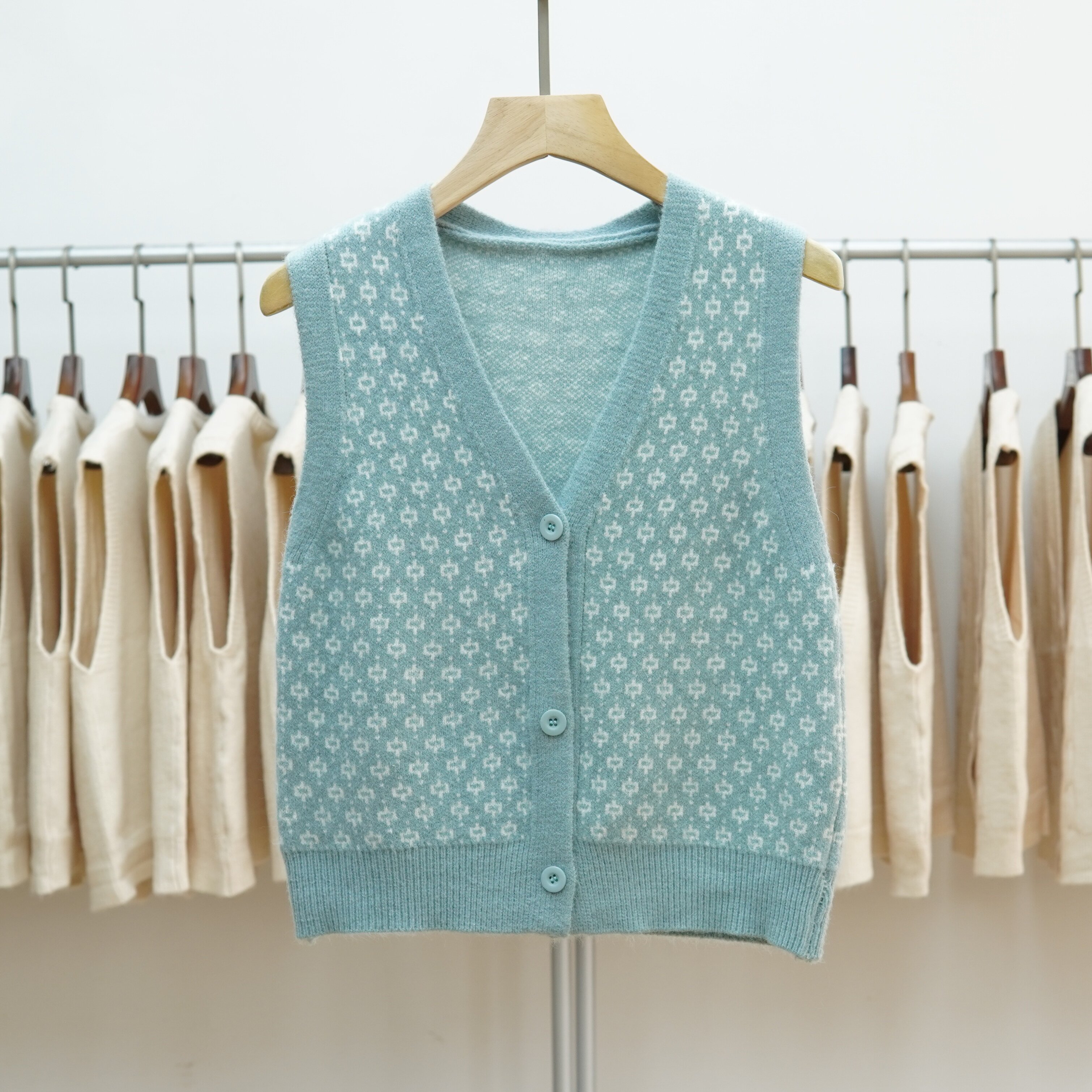 V领针织马甲女格子短款