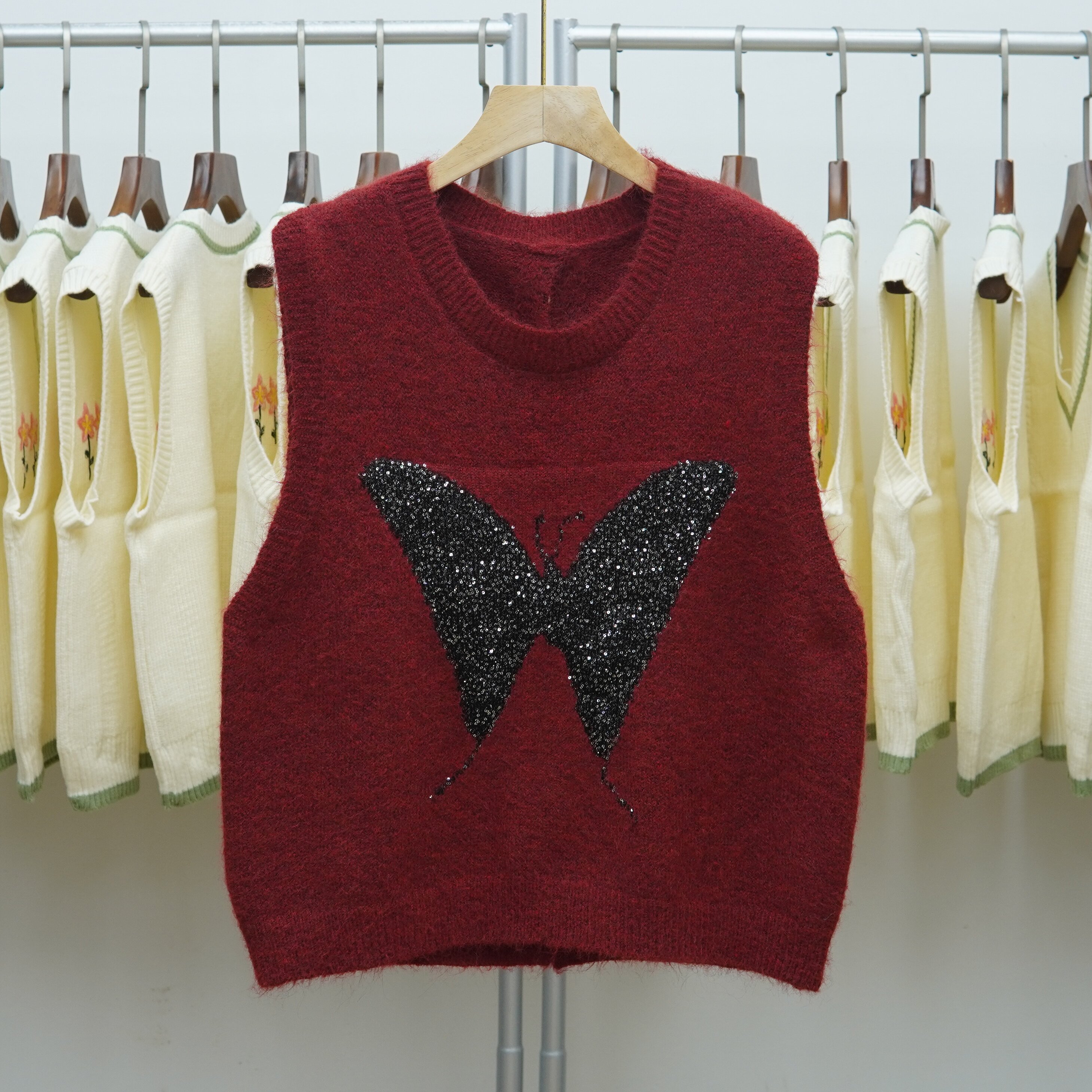 329通勤圆领针织马甲女2026无袖蝴蝶亮片叠穿显瘦高级感毛衣背心