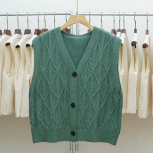 460韩版V领加厚绞花针织开衫马甲女绿色大码纽扣背心叠穿毛衣坎肩