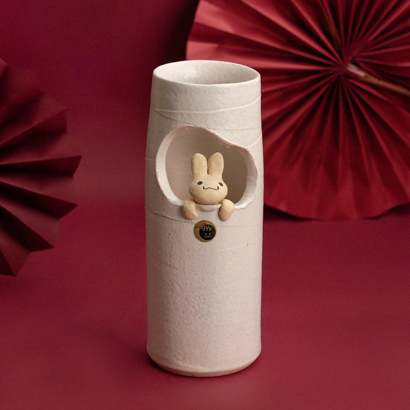 日本进口信乐烧白釉开窗可爱兔子长花瓶日式陶瓷花器装饰桌面摆件