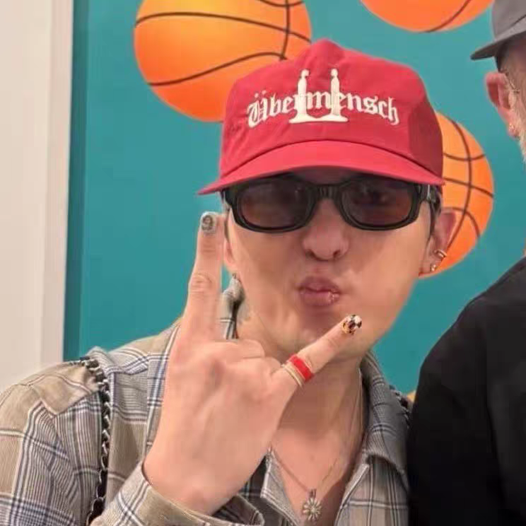 权志龙GD街拍同款红色ubermensch刺绣鸭舌帽夏季遮阳帽软顶潮帽子