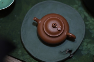 直径约14.5cm 可以储水 厚2cm 手捏姹寂紫砂壶承 予你&既白