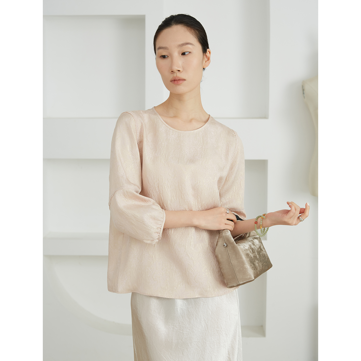 一丝牵 浮雕感真丝冠乐绉织金提花蕾丝灯笼七分袖套头桑蚕丝上衣