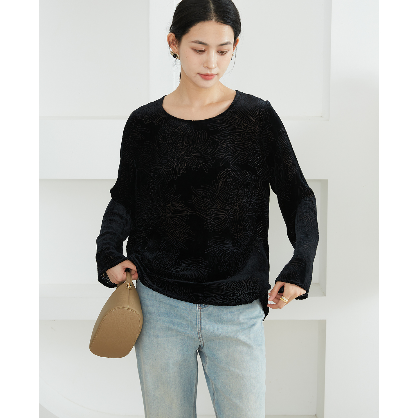 一丝牵 剪花 真丝丝绒长袖上衣女微喇叭宽松圆领桑蚕丝微透罩衫秋