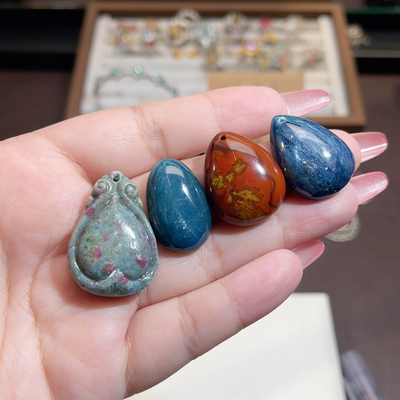 红绿宝蓝磷辉战国红蓝晶石四个一起