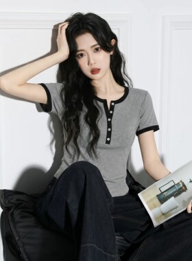 韩国灰色V领短袖T恤女2026夏季新款设计感撞色半开领正肩短款上衣