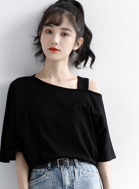 2026春夏新款设计感漏肩短袖T恤女宽松纯欲黑色露锁骨斜肩上衣