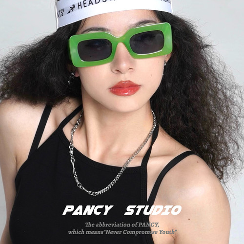 品牌自制的粗框墨镜简直slay全场