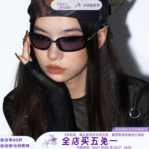 千禧辣妹少不了的透明无框墨镜