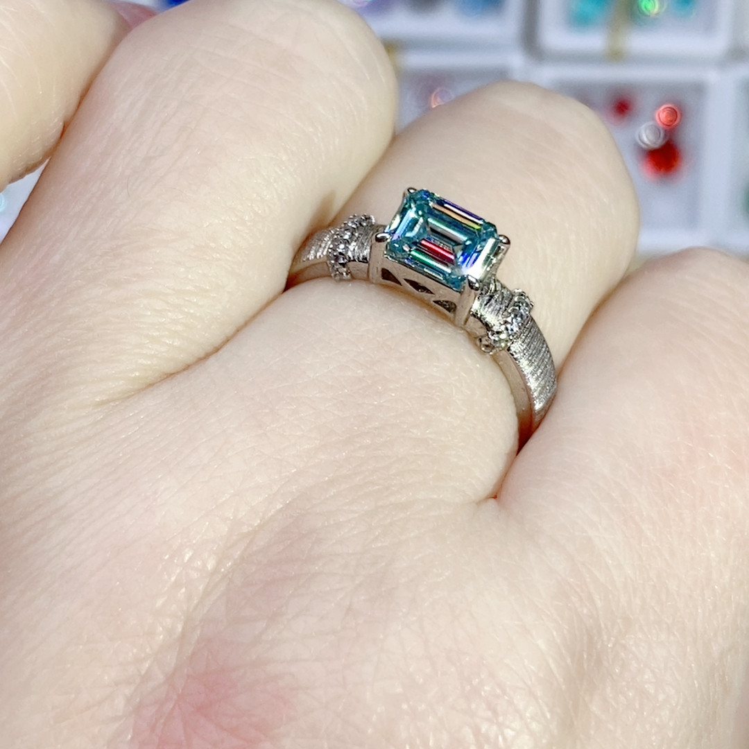 1ct蓝绿色祖母切莫桑钻福利