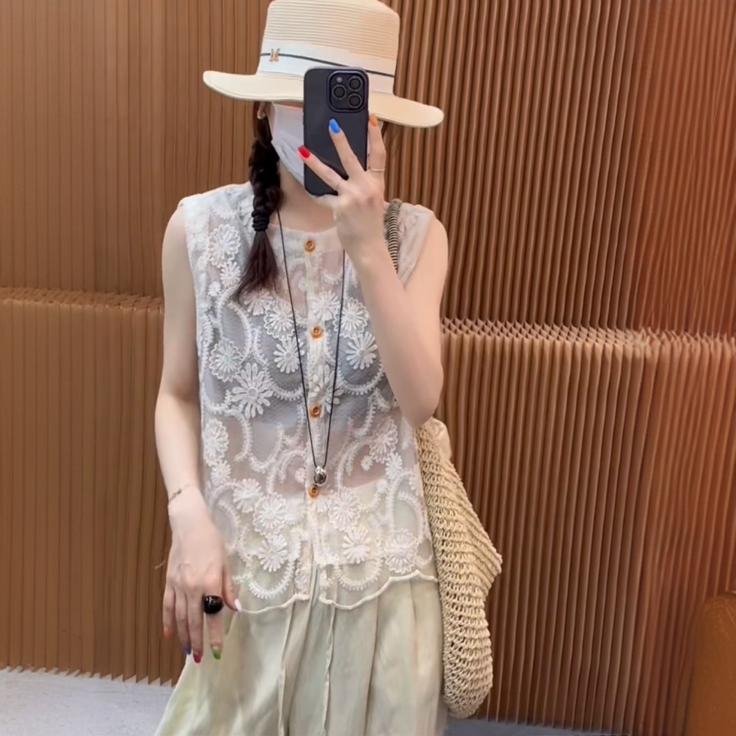 高级感气质轻奢别致无袖蕾丝衫女夏季薄短款外穿马甲背心上衣小衫