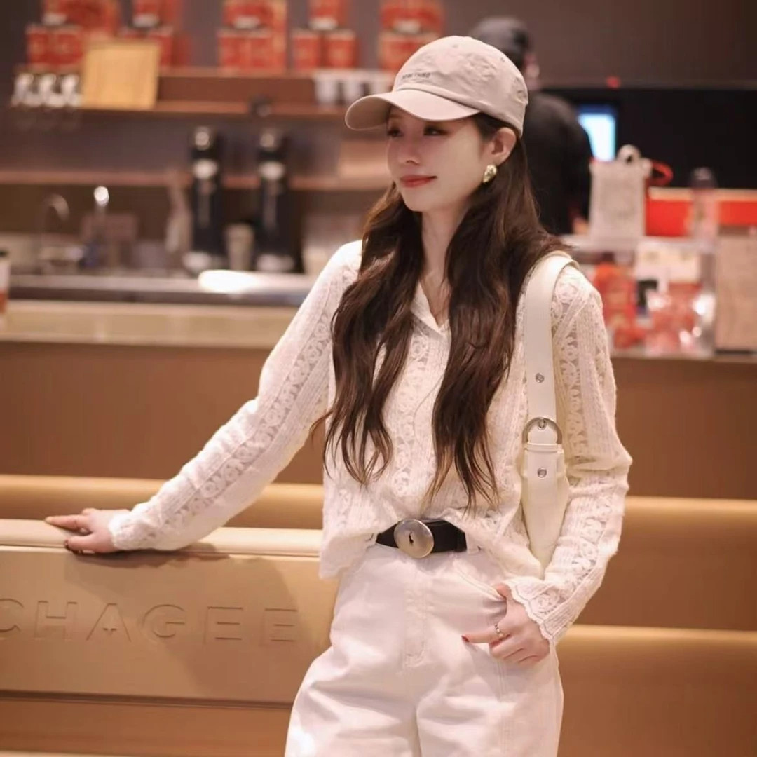 大码女装春秋新款洋气钩花蕾丝衫