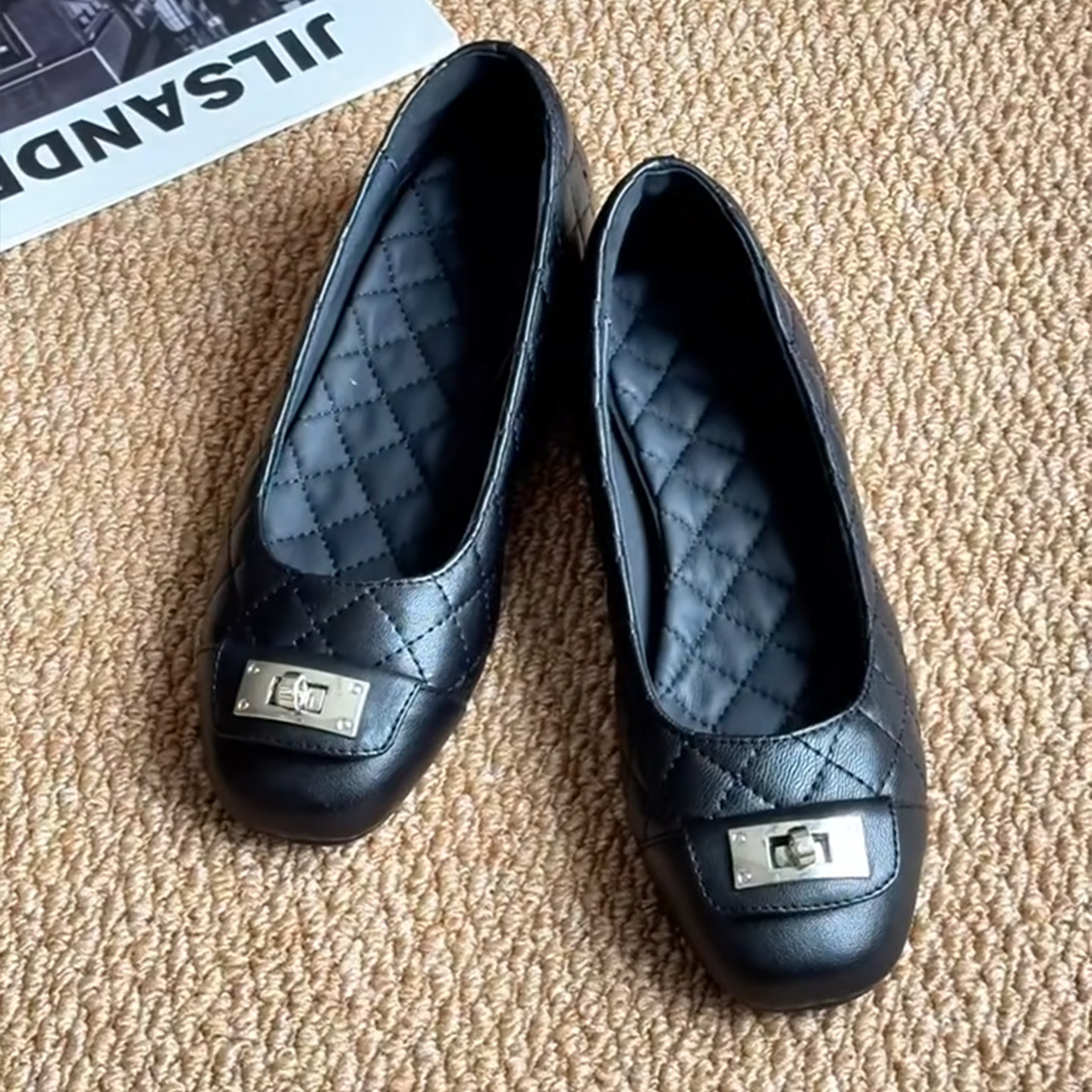 单鞋2026正流行小香风圆头平底通勤女鞋女款配裙子金属扣平底鞋女