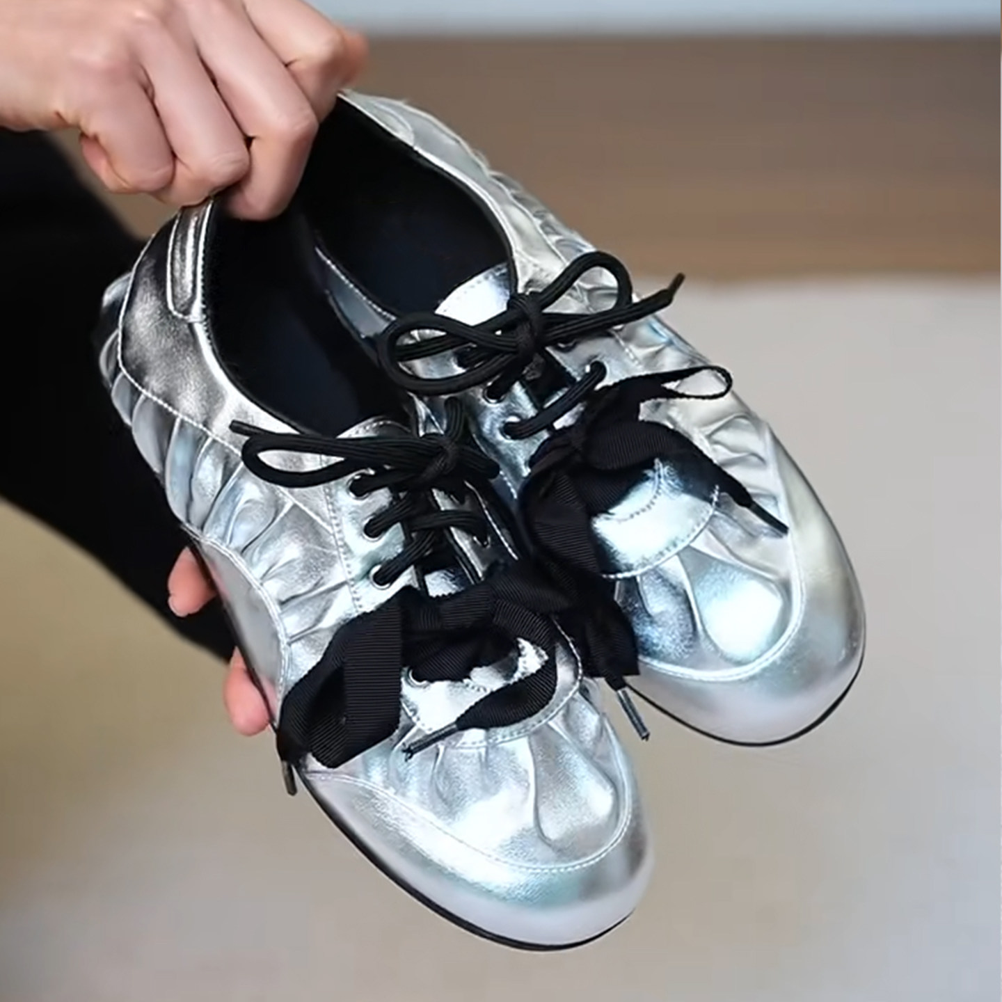 2026春季新款银色交叉绑带芭蕾鞋女运动鞋平底褶皱单鞋休闲德训鞋,女鞋,时尚芭蕾鞋,淘宝优惠券,粉丝福利购,淘宝优惠卷