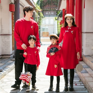 中国风亲子装秋冬季一家三口红色母女旗袍连衣裙2025新款加绒卫衣