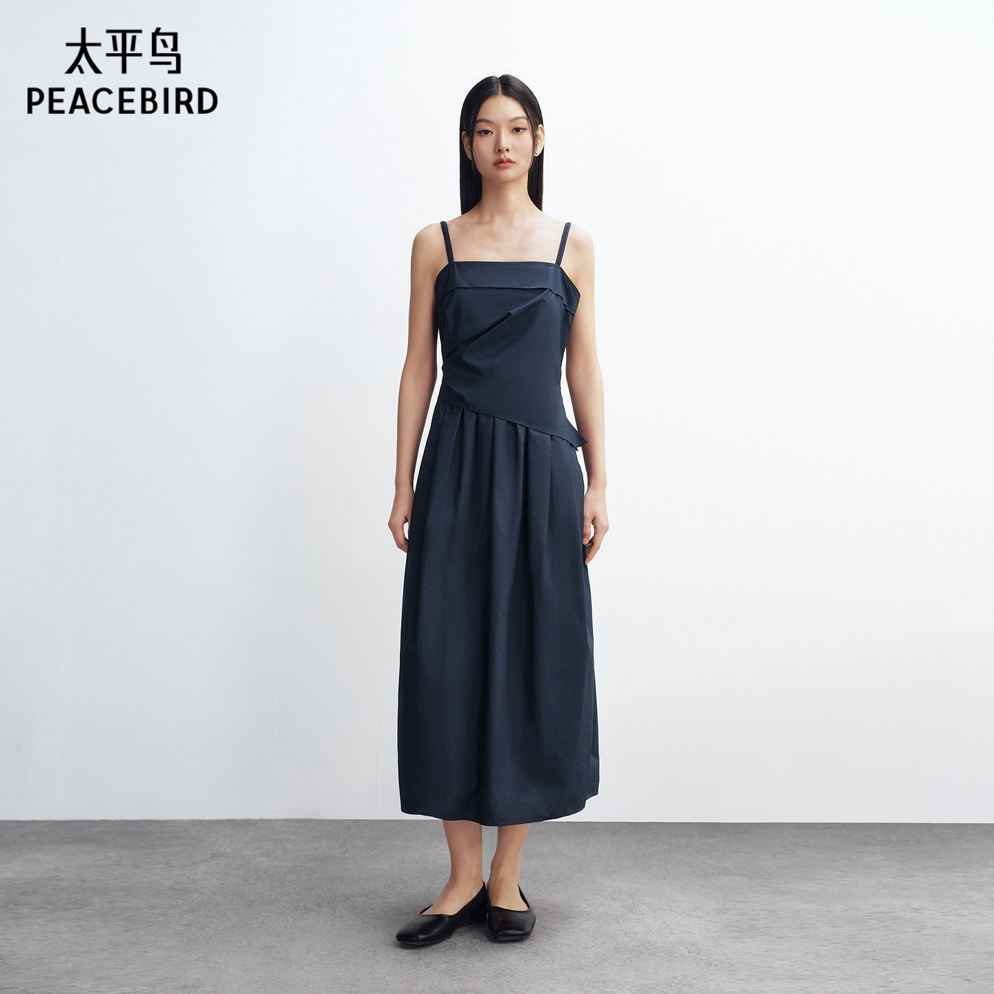 太平鸟吊带简约通勤蓝色连衣裙女拼接设计2026夏新款花苞连身长裙