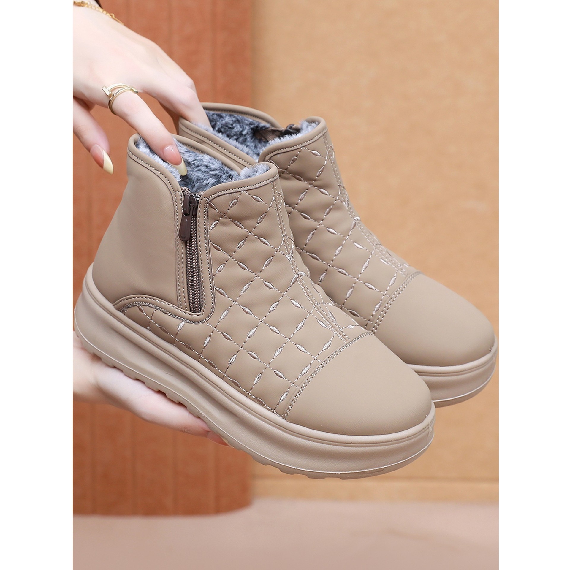 老北京加绒雪地靴女防滑防水保暖短靴日常百搭简约菱格纹棉鞋冬季