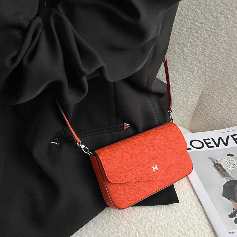 真皮质感小方包女2026春季新款时尚百搭单肩斜挎包简约小众手机包