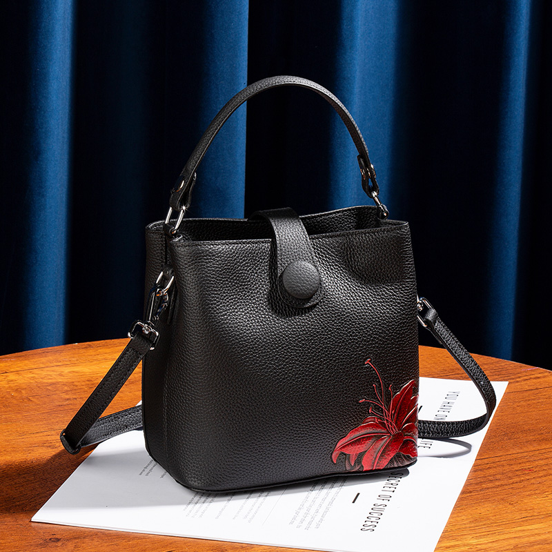 丝芙伦真皮压花斜挎手提水桶包女