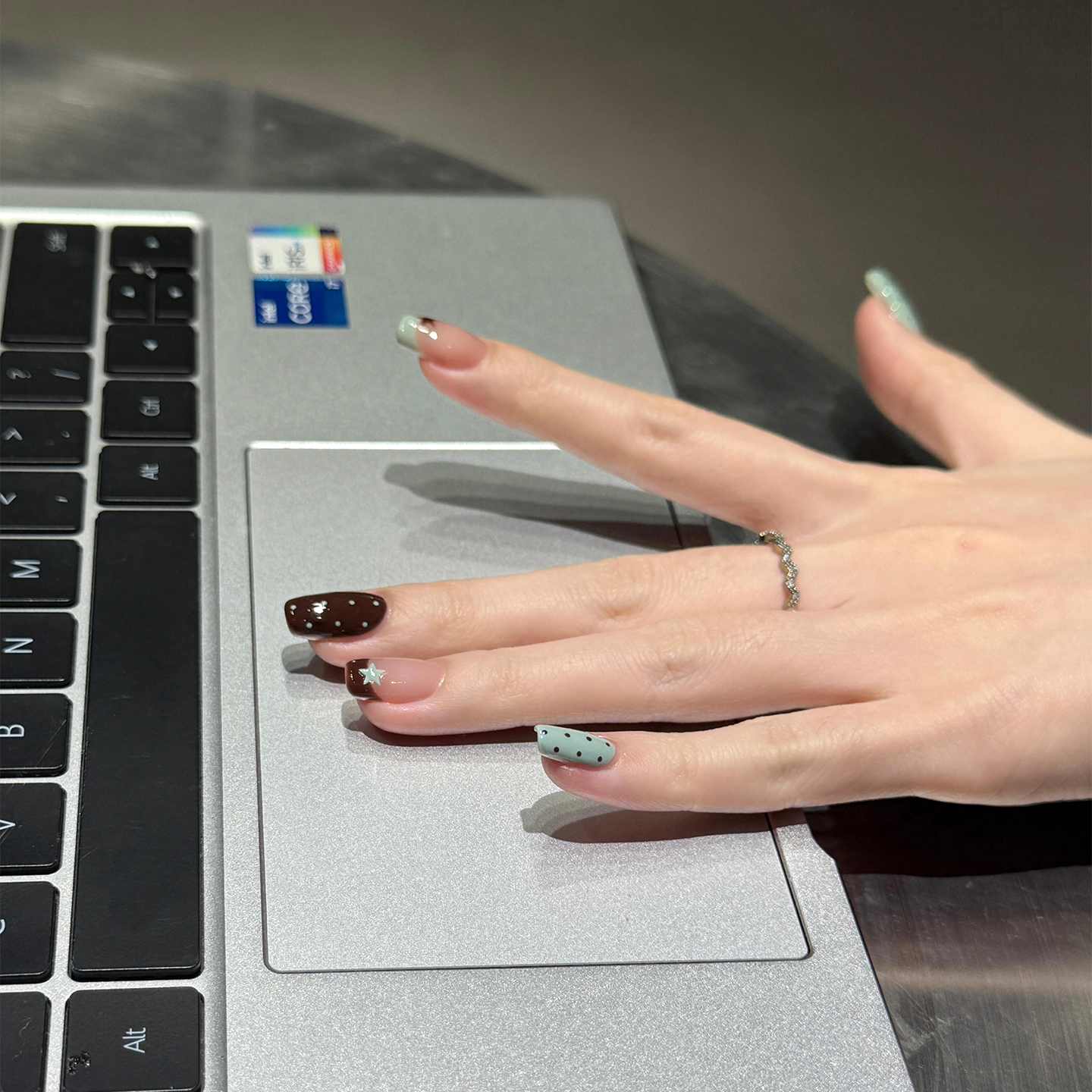 纯手工穿戴甲薄荷绿奶油巧克力棕波点美甲纯欲短款指甲显白高级感
