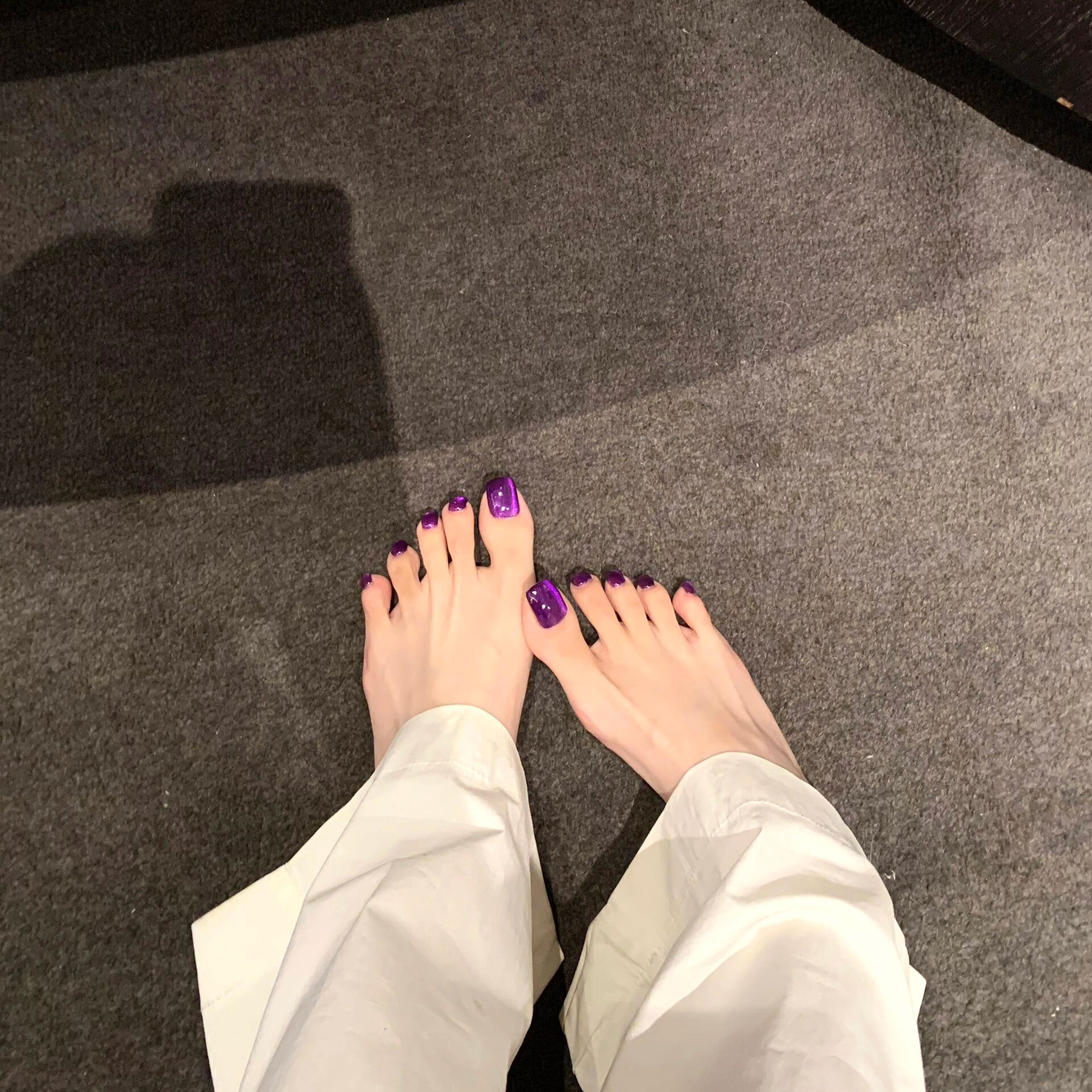 脚上做这个紫色美甲可太有feel了