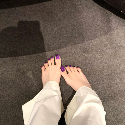 脚上做这个紫色美甲可太有feel了