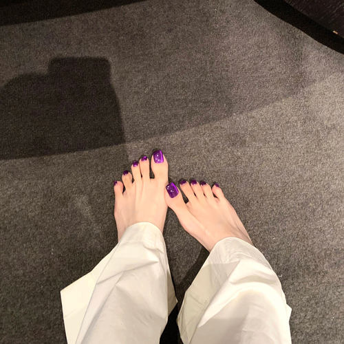 脚上做这个紫色美甲可太有feel了