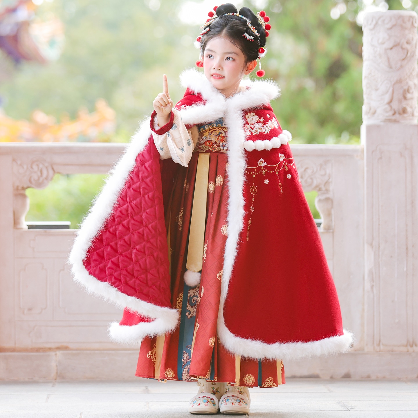 女童汉服冬季加厚斗篷外出披风2025新款中国风过年拜年服古装秋冬
