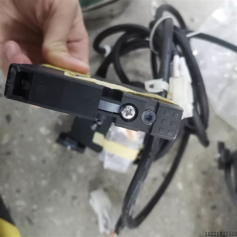 议价IDEC和泉薄型电磁式安全开关HS6E-VM7Y拆机件议