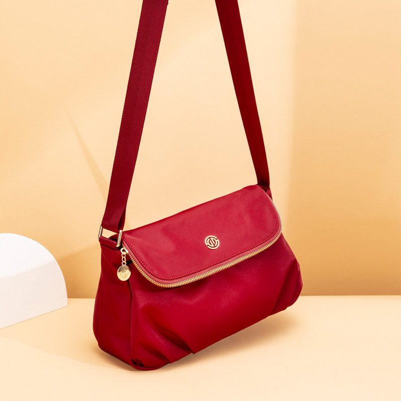 斜挎包女2025新款邮差包简约百搭牛津布妈妈包尼龙女士帆布单肩包