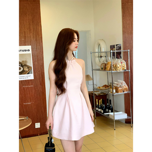 下蛋喵新品 赫拉小姐 百合粉色小香风面料肌理闪闪挂脖连衣裙