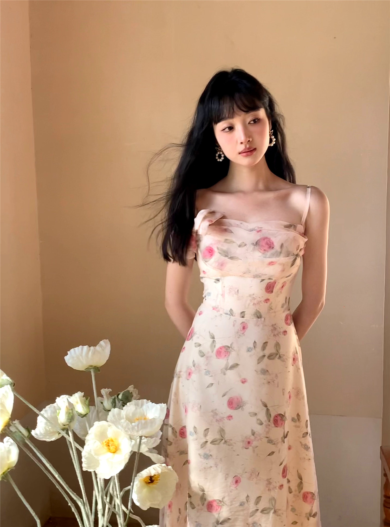 落日玫瑰  碎花印花吊带不对称蝴蝶结荡领设计长款无袖连衣裙