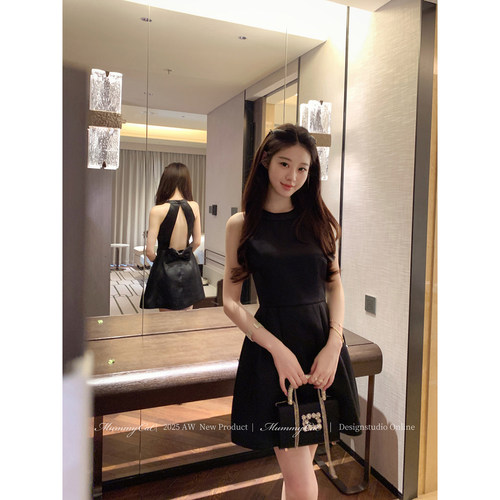 缎面挂脖露背蝴蝶结小礼服连衣裙