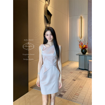 气质斜V领缎面收腰包臀连衣裙