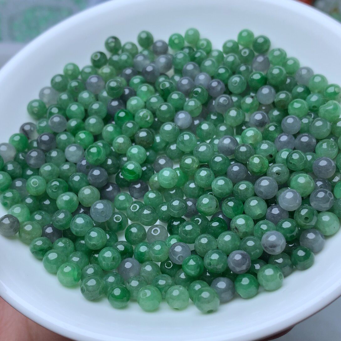 翡翠A货卡4.9mm冰阳绿珠珠