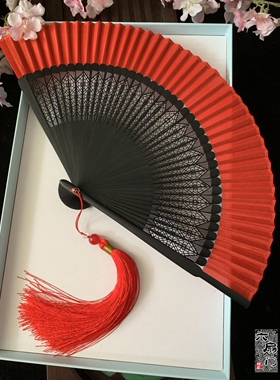 中国风雕花古风大红色夏季折叠扇子折扇子红黑真丝纯色舞蹈扇镂空