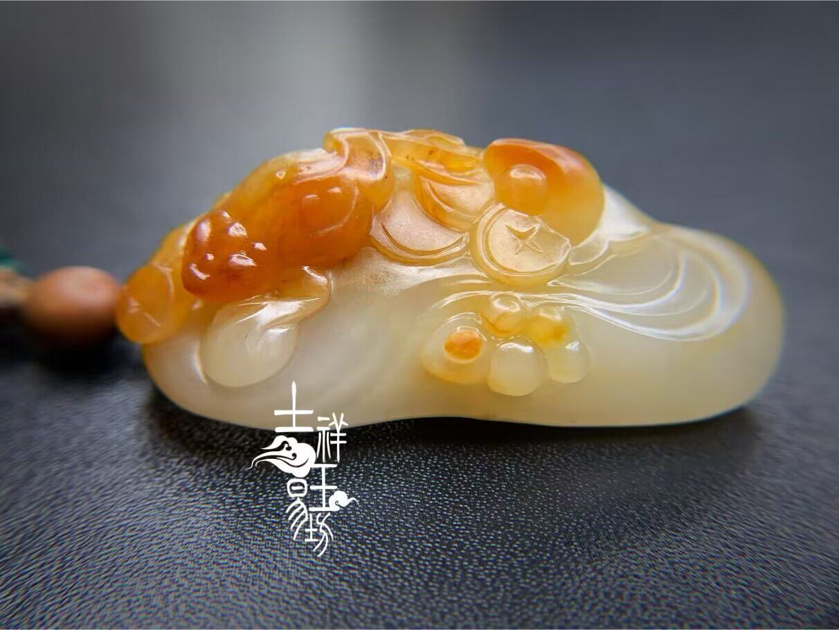 *吉祥玉易坊*新疆和田独籽料   精品黄沁白肉   金蟾招财 挂件