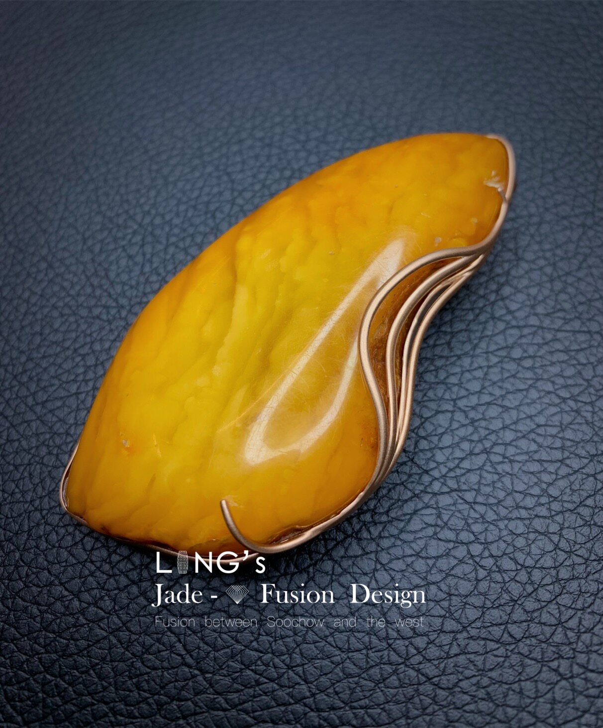 *吉祥玉易坊*&nbsp;18K玫瑰金&nbsp;磨砂质感&nbsp;随型老蜜蜡挂件/胸针双用款