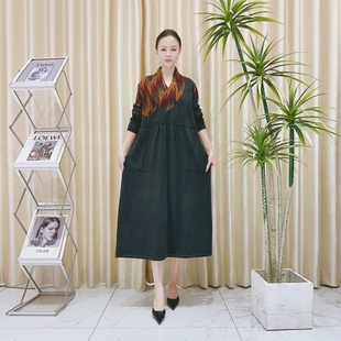 9954墨灰烟霞交叉领赭红肌理拼接垂坠宽松款连衣裙时尚复古玥玥羊