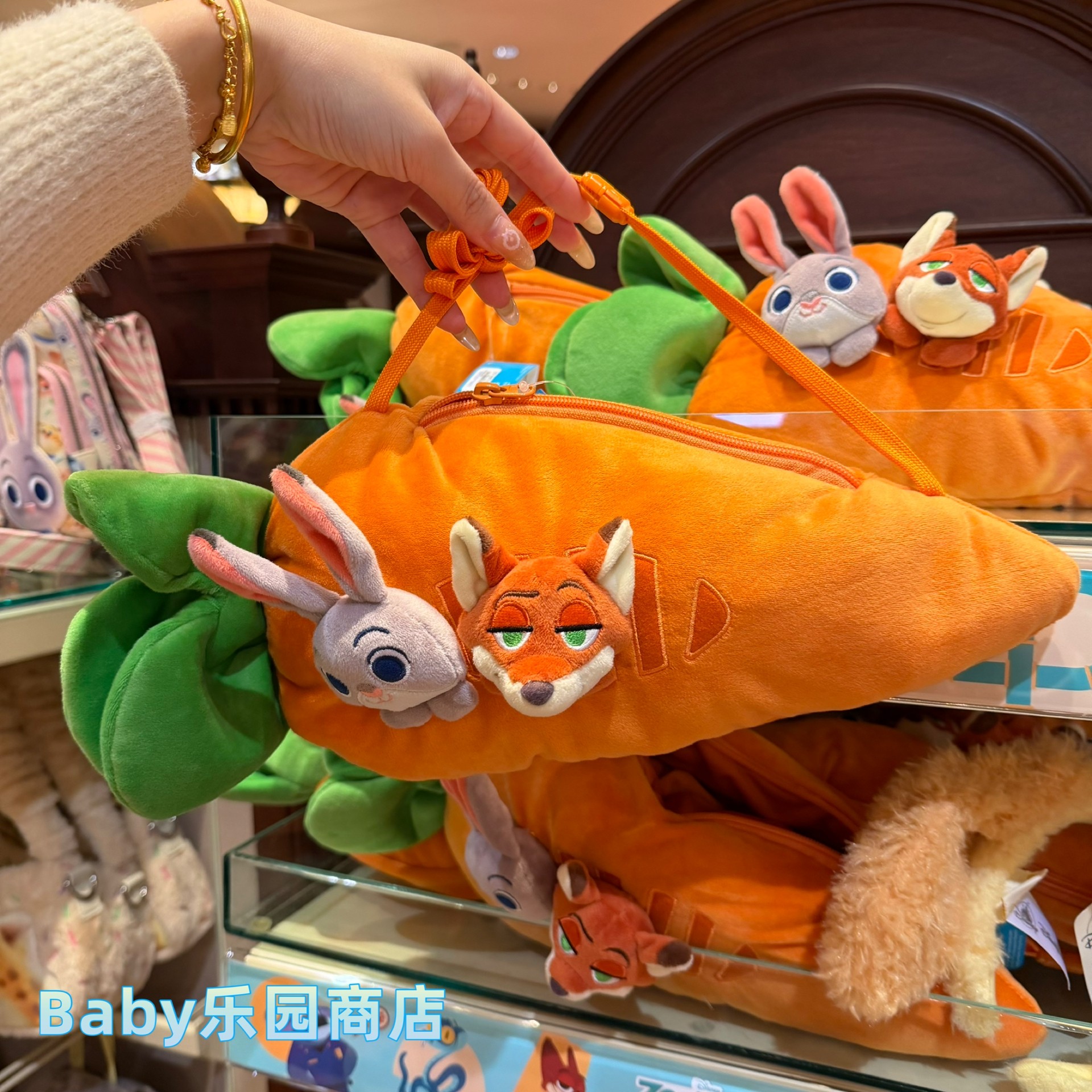 香港迪士尼 疯狂动物城朱迪尼克萝卜造型斜挎包零钱包散钱包拉链,模玩/动漫/周边/娃圈三坑/桌游,动漫背包/钱包/箱包,淘宝优惠券,粉丝福利购,淘宝优惠卷