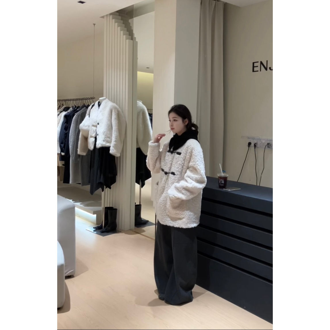 诺诺别致一手长毛毛外套保暖显瘦短外套(配帽子)EP0093003