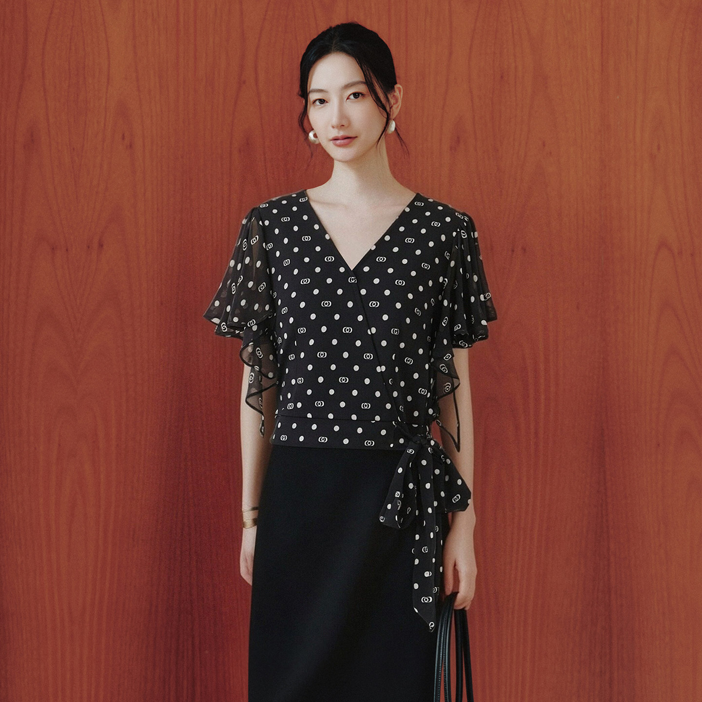 歌蒂诗夏季专柜新款时尚经典黑白波点气质V领小衫女8E21S0148