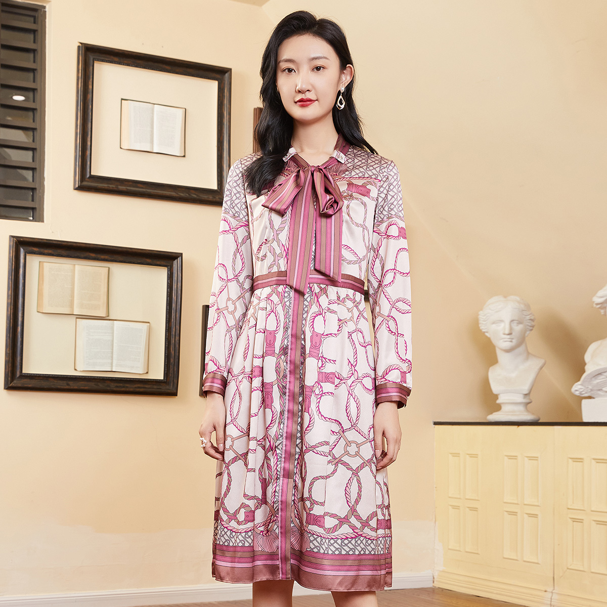 歌蒂诗秋季专柜新款法式复古领口系带中长款连衣裙 1C11L3205