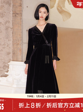 歌蒂诗秋季专柜新款高级轻奢名媛丝绒V领黑色连衣裙8D32L3150