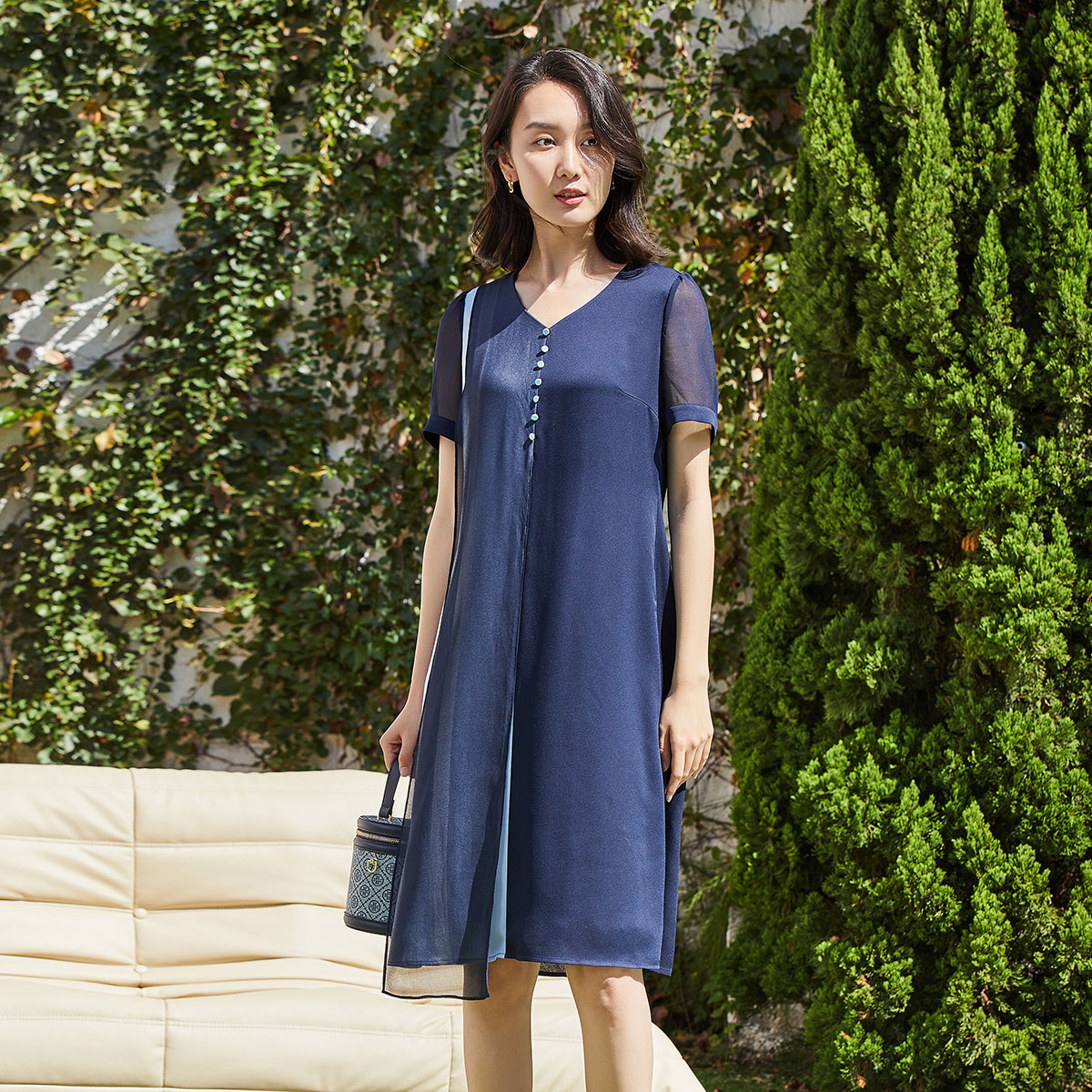 休闲简约，撞色设计，轻盈雪纺